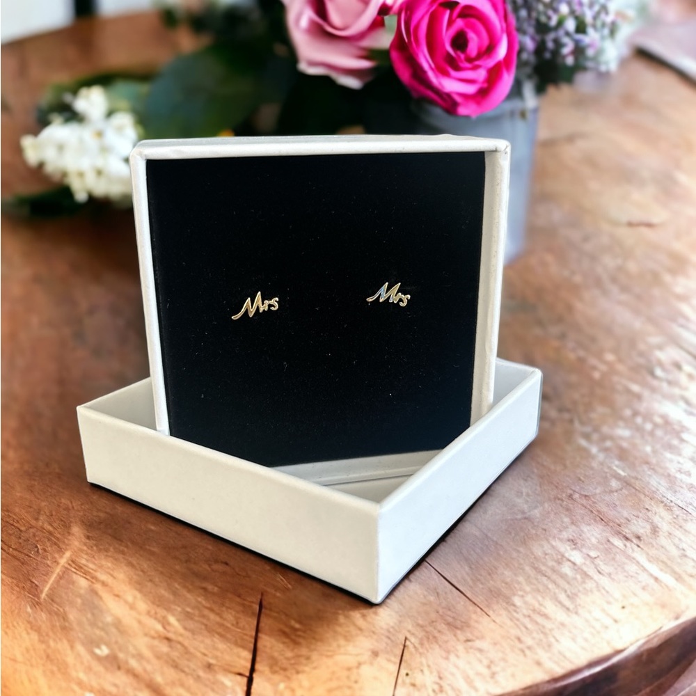 Gold plated Mrs. stud earrings